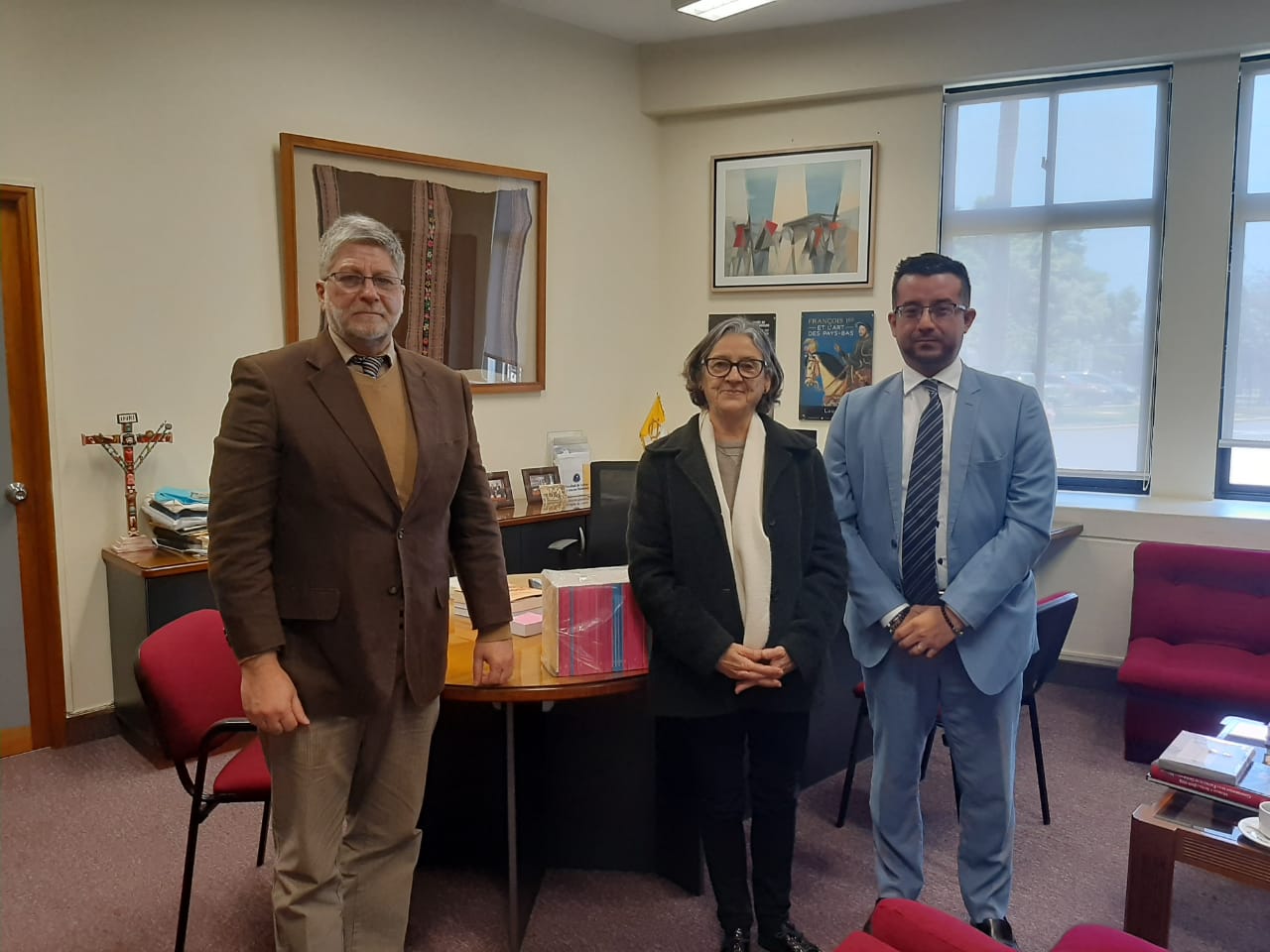 Donación de libros a la PUCP por la embajada de Colombia en el Perú