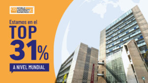 Fotocomposición: Hacia el lado derecho se ve el edificio Mac Gregor de la entrada de la PUCP. de 12 pisos. Detrás está una ilustración celeste claro en la que se ve parte de la Tierra. Al lado izquierdo en letras azules sobre fondo amarillo dice "Estamos en el top 31% a nivel mundial".