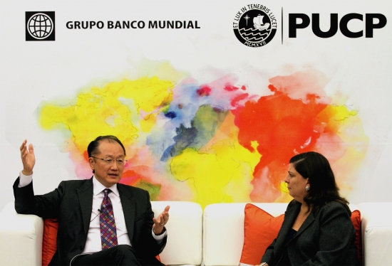 El Dr. Jim Yong Kim junto a la periodista Rosa María Palacios en el encuentro con autoridades, docentes y alumnos de la PUCP en el Auditorio de Derecho El Dr. Jim Yong Kim junto a la periodista Rosa María Palacios en el encuentro con autoridades, docentes y alumnos de la PUCP en el Auditorio de Derecho
