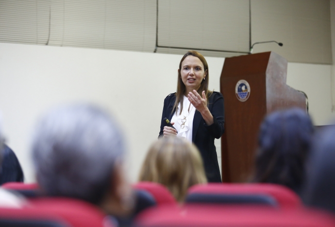 ¿Cuántas mujeres son miembros de directorios de empresas en el Perú?