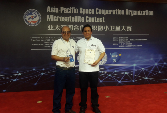 Grupo peruano en el tercer lugar del Concurso Mundial de Microsatélite