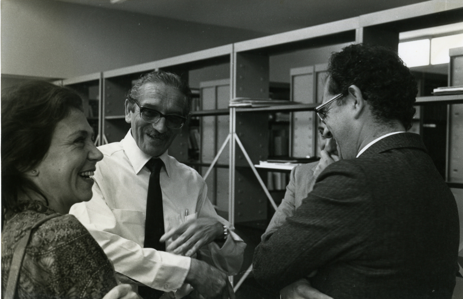 Amena conversación entre la Dra. Suna Reisz , Luis Jaime Cisneros y Rogelio Llerena (director de servicios universitarios).