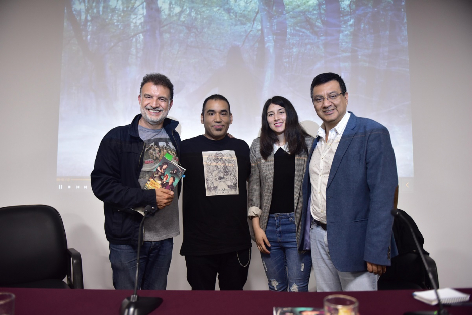 Cuatro personas posan en el CCPUCP después de la presentación del libro del autor Mario Zegarra, una de ellas es el autor que está segundo a la izuqierda y en el extremo derecho está el profesor Ricardo Sumalavia. Los otros dos son un hombre y una mujer desconocidos.