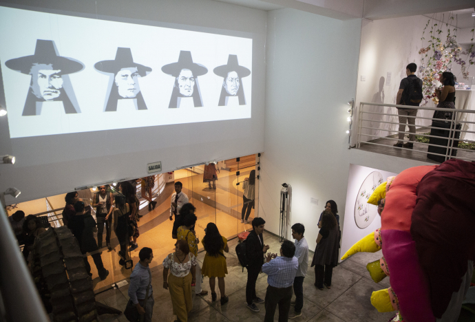 Jóvenes artistas y diseñadores exhiben en la Expo de Egresados del CCPUCP