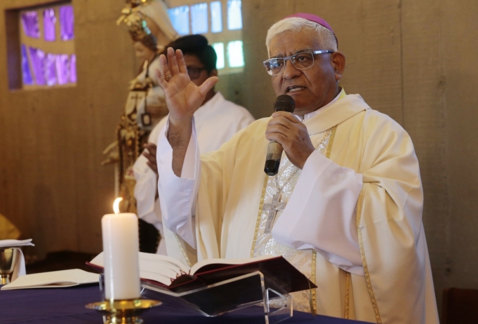Mons. Miguel Cabrejos ofrecerá homenaje a fallecidos por COVID-19 en esta misa conmemorativa PUCP