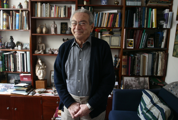 La valiosa biblioteca de Julio Cotler es donada a nuestra Universidad