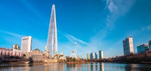 Imagen panorámica de Seúl, se ve un río, rascacielos y el cielo limpio