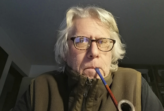 Mario Montalbetti publica Simio meditando (ante una lata oxidada de aceite de oliva)