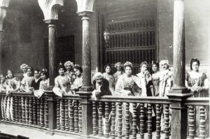 Grupo de damas y caballeros de la sociedad limeña visten trajes del s. XVIII en las fiestas del centenario de la Independencia en el Palacio de Torre Tagle (Lima, 1921).