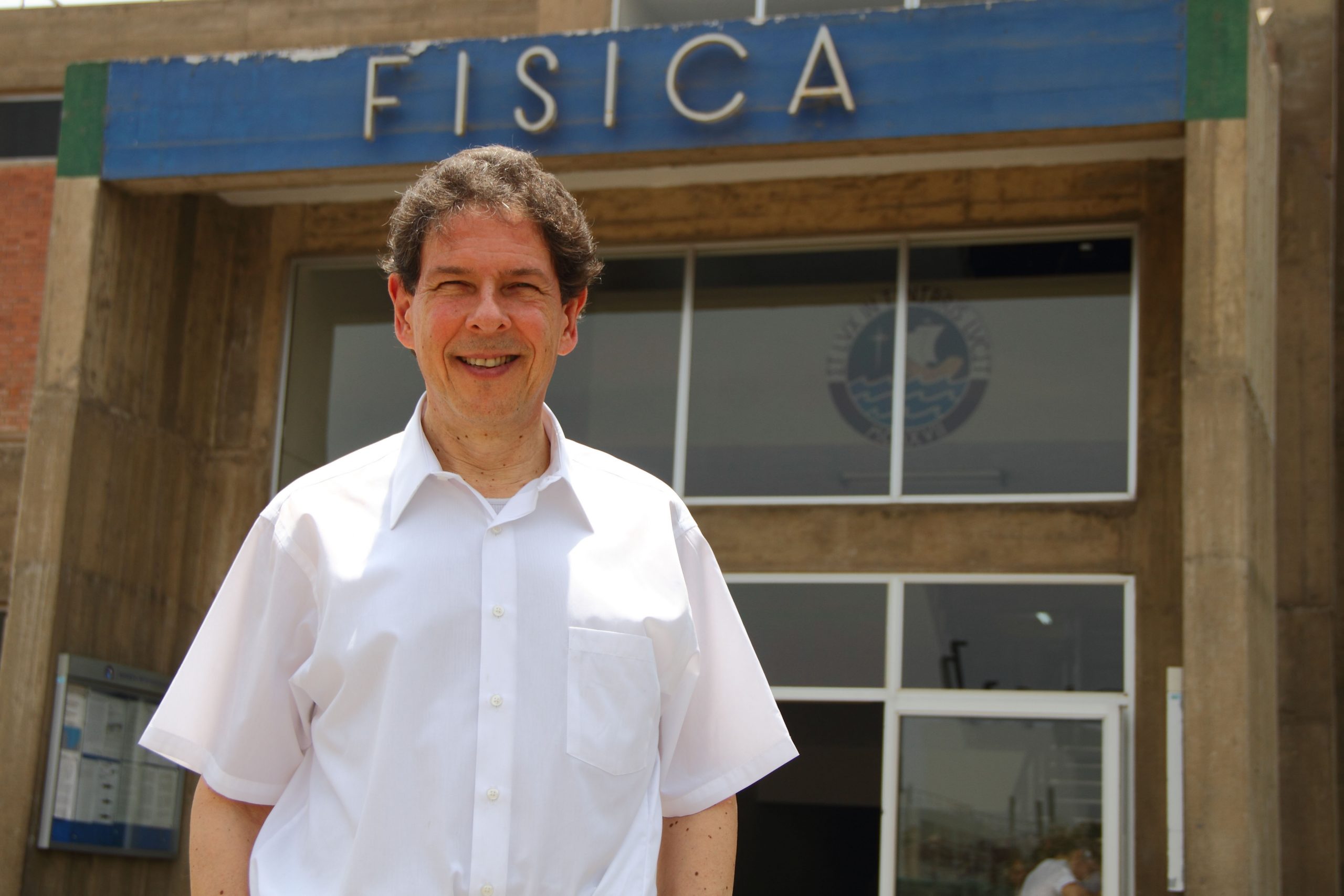 «La teoría de cuerdas podría permitir entender el universo a un nivel completo»