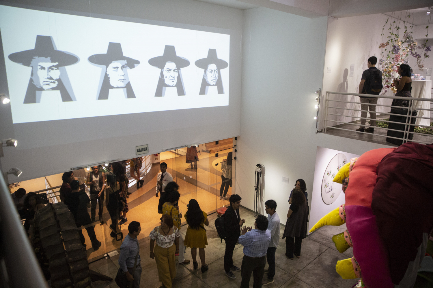 Jóvenes artistas y diseñadores exhiben en la Expo de Egresados del CCPUCP