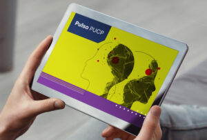 Foto de unas manos sosteniendo una tablet. Detro de la Tablet: franja morada horizontal en la parte inferior, fondo verde limón y se ven dos siluetas de cabezas humanas; en la esquina superior izquierda dentro de la tablet hay un rectángulo azul con las letras Pulso PUCP en blanco