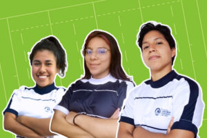 Fotocomposición de tres estudiantes mujeres con el uniforme de rugby PUCP viendo a la cámara con los brazos cruzados. Dos de ellas sonríen y una tiene gesto competitivo. De fondo hay una ilustración que representa una cancha de rugby