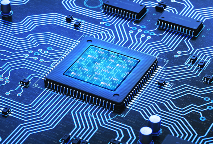Primer plano de un circuito electrónico. AL centro hay un microchip grande y se ven varias líneas de conxión con otros circuitos. Todo tiene tono azulado