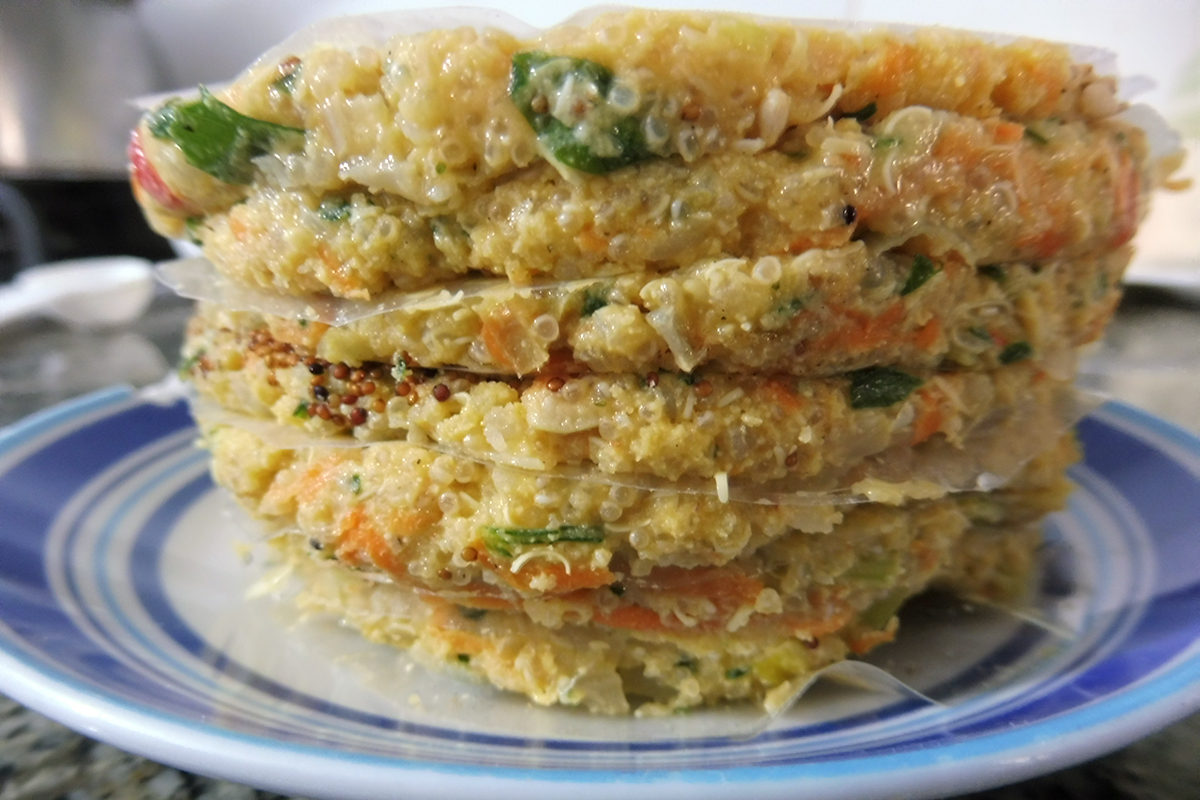 plato con hamburguesas de tarwi