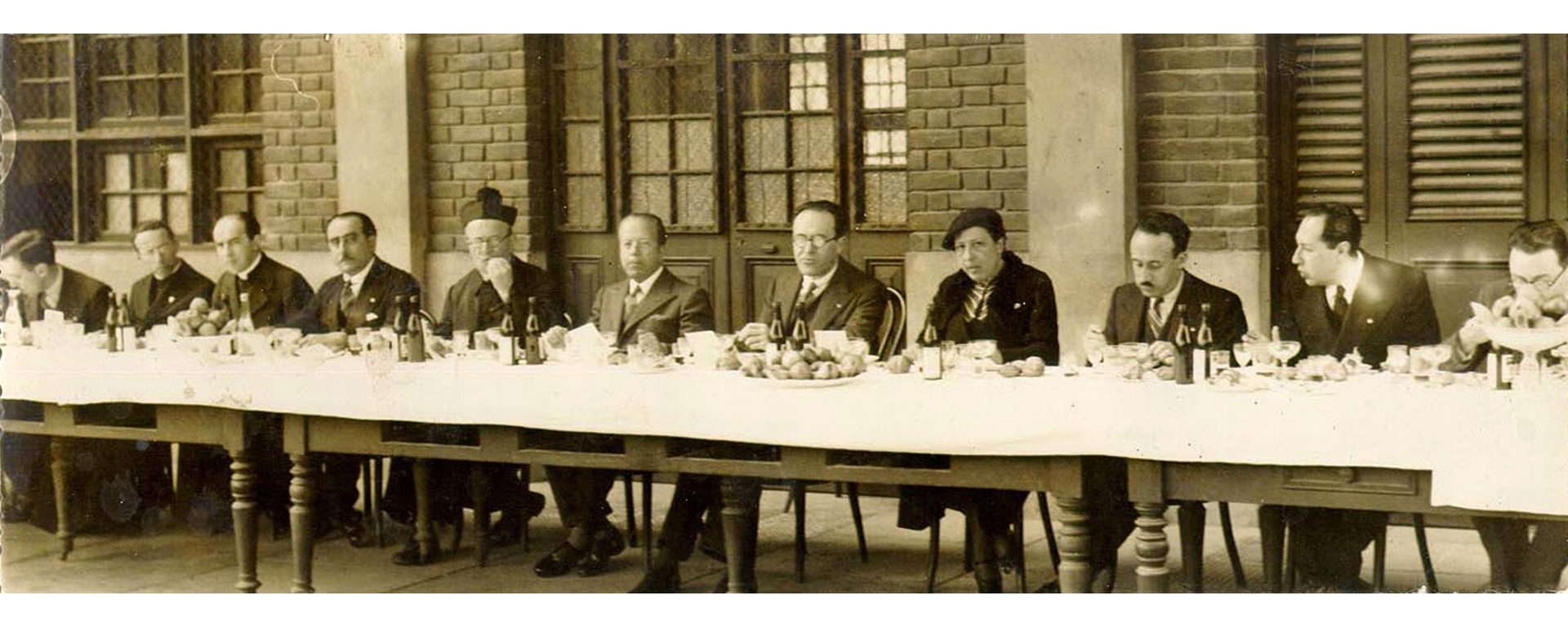 El padre Jorge Dintilhac y otros invitados en un almuerzo celebrando el aniversario de la Universidad.