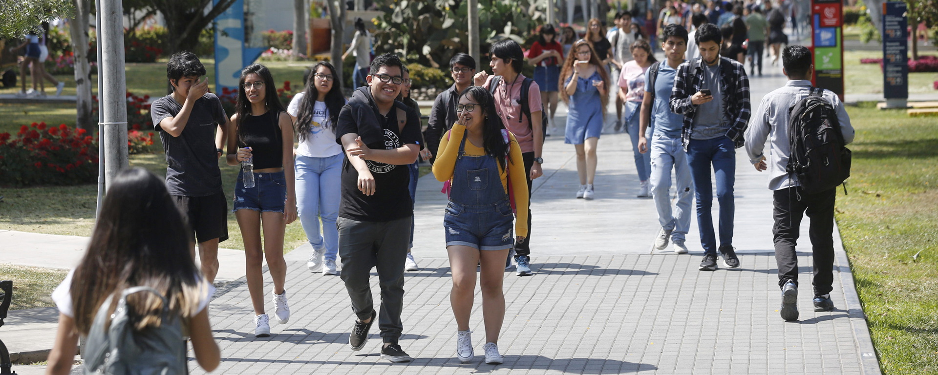Alumnos caminando en el Tontódromo.