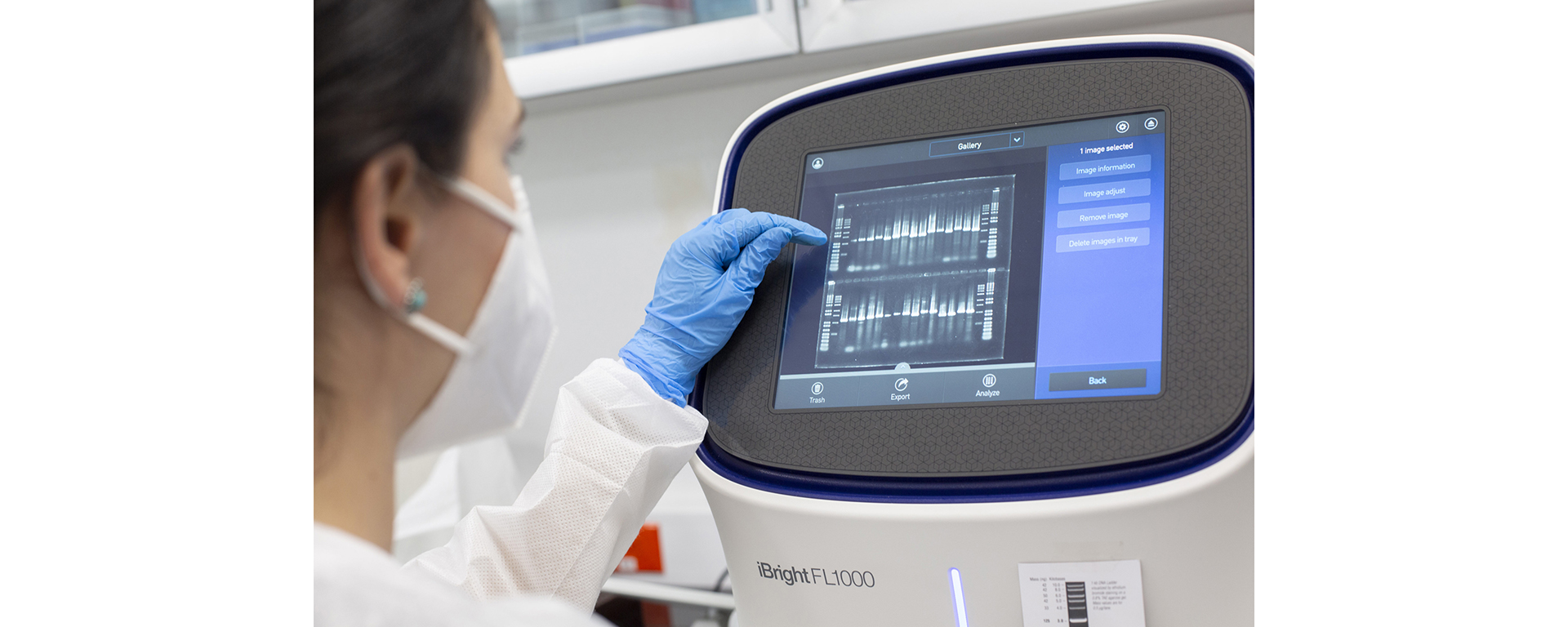 Mujer utilizando una máquina del Laboratorio de Genómica PUCP.