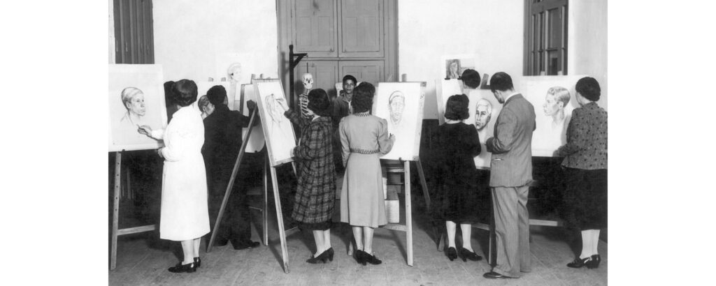 Fotografía en blanco y negro de alumnos en 1954 en su clase de Dibujo.