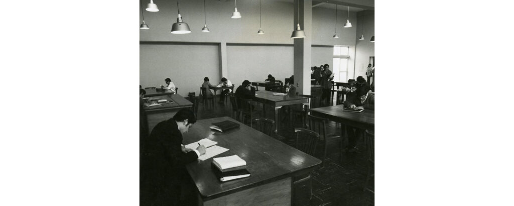 Fotografía en blanco y negro de la antigua biblioteca de Ciencias Sociales.