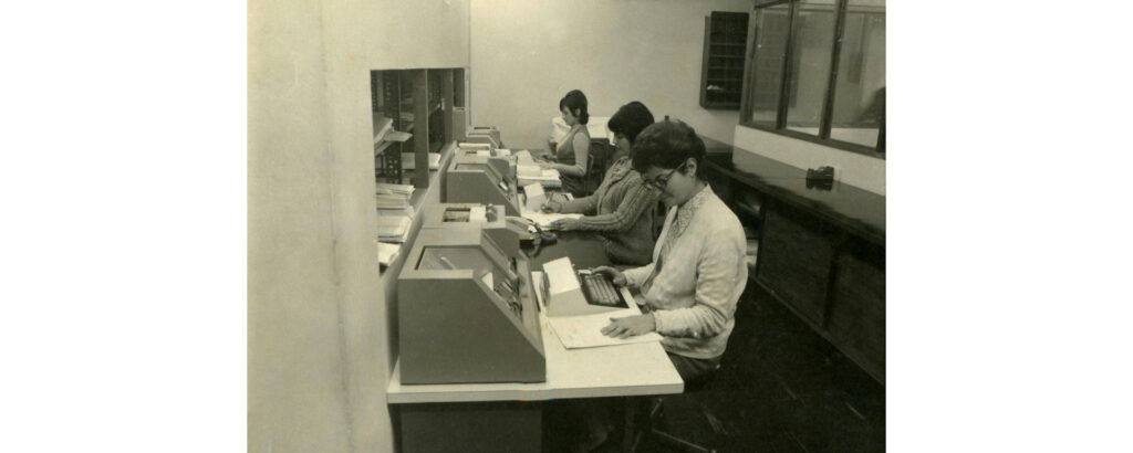 Fotografía en blanco y negro del Centro de Computación PUCP.