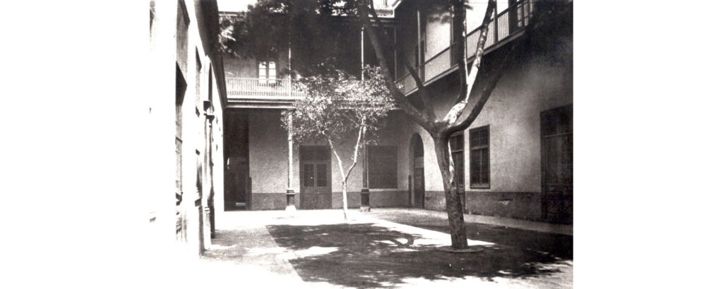 Fotografía en blanco y negro del colegio Recoleta.