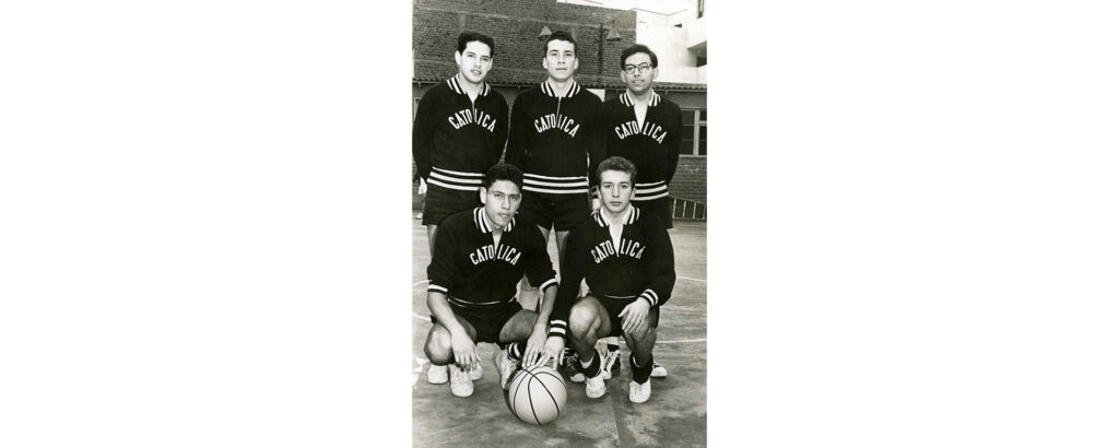 Fotografía en blanco y negro de cinco seleccionados de básquet.