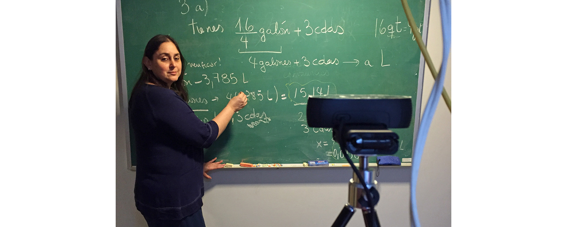 Profesora dicta clases a través de su celular.