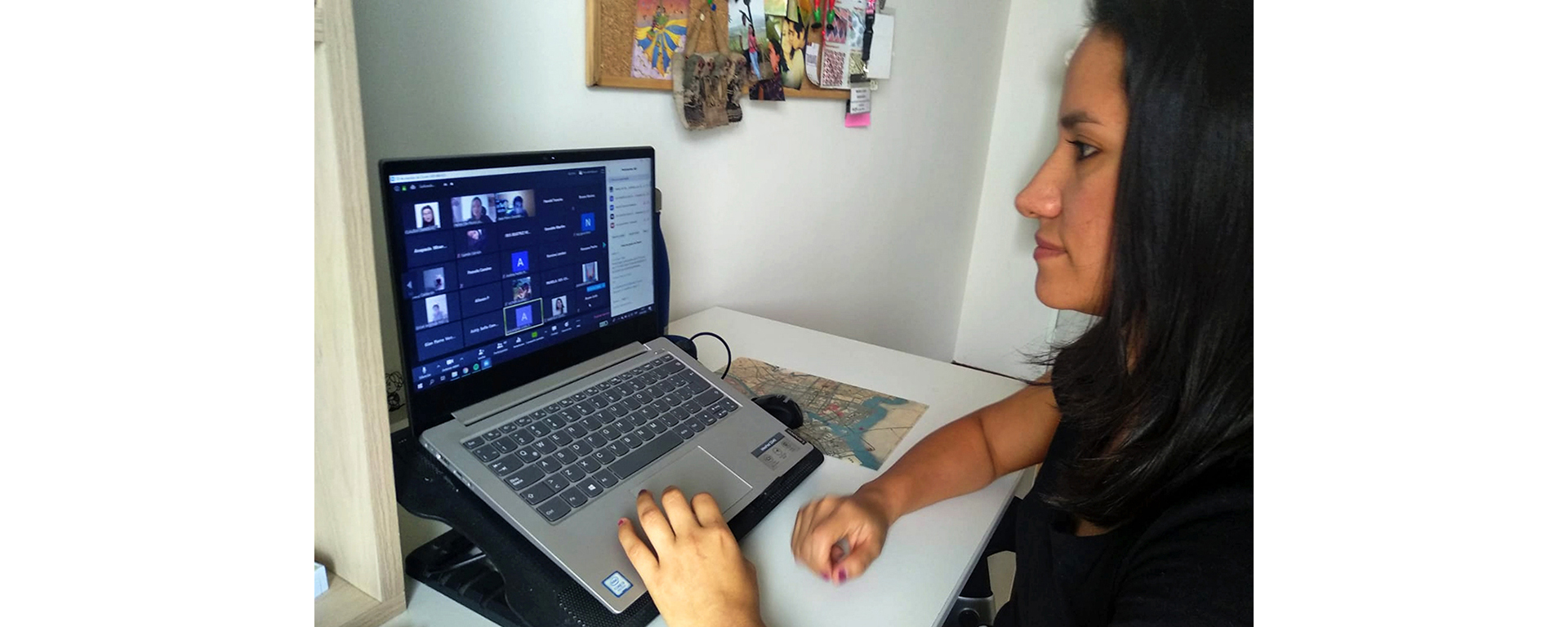 Profesora atenta a su laptop.