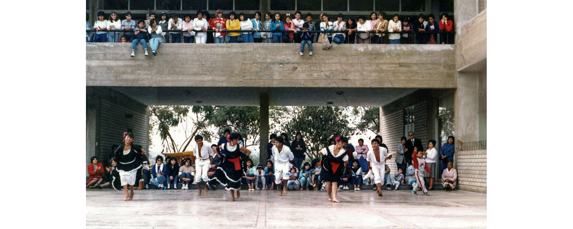 Danzas en la explanada de EE.GG.LL.