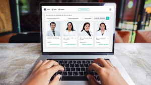 pantalla de laptop mostrando fotos de los médicos del servicio de salud