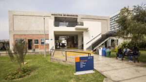 fachada de la Facultad de Educación