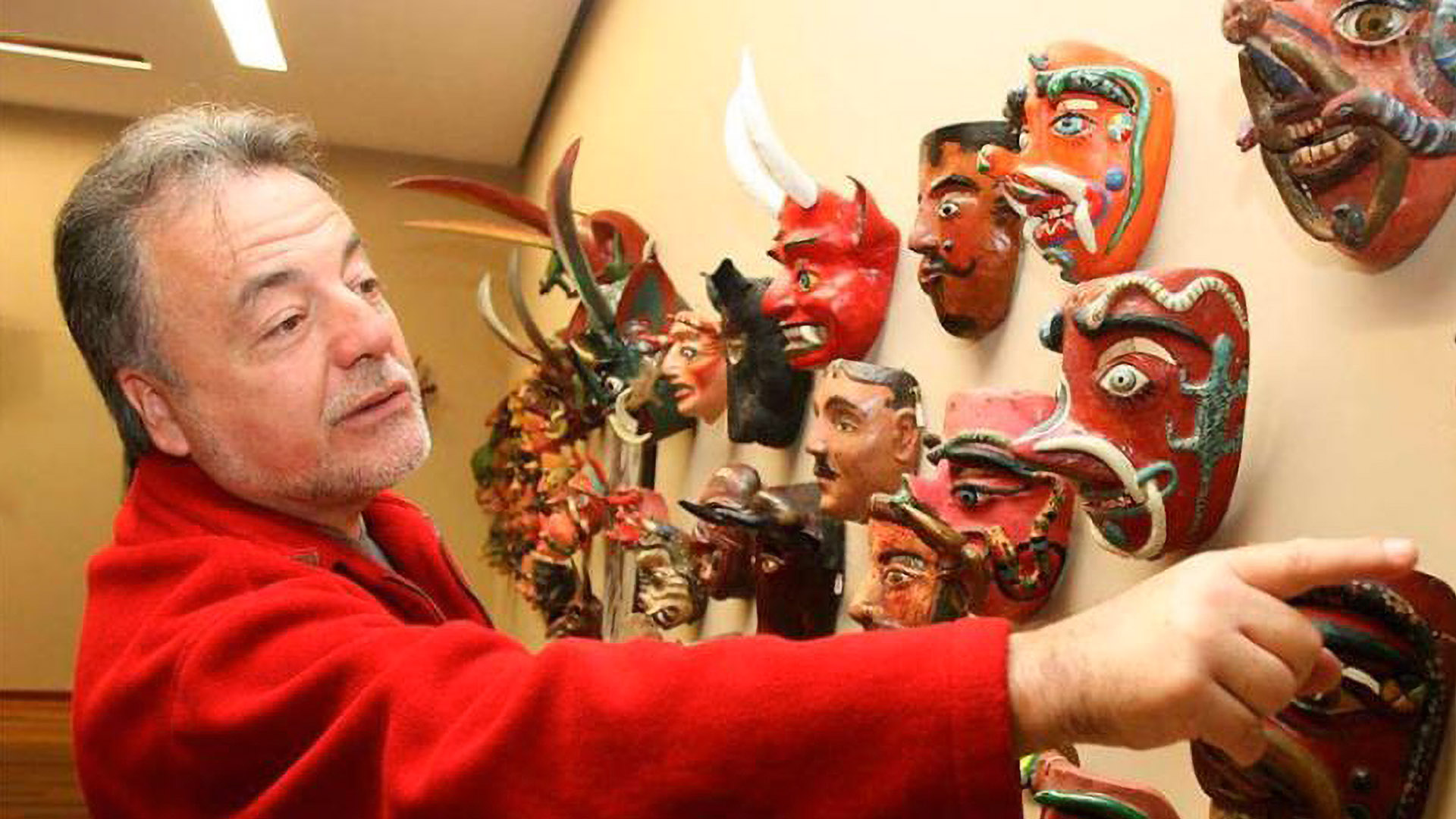 Luis Repetto agarrando una máscara.