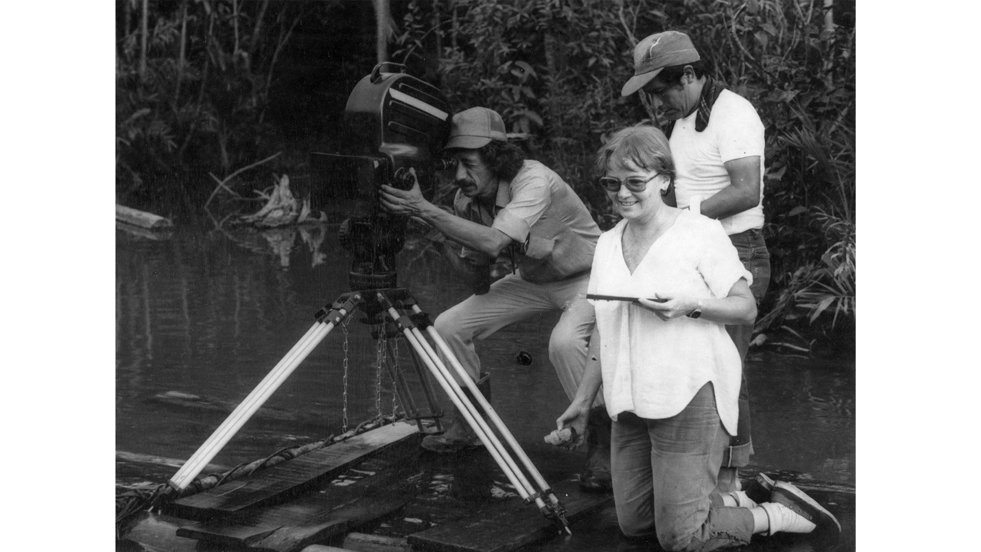 mujer con cámara en el campo.