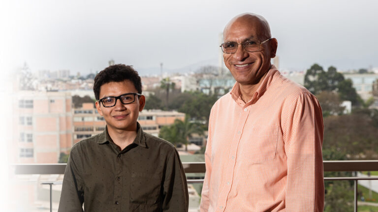 En el lado izquierdo sale Yuliño Anastacio, egresado joven con anteojos, y al lado derecho está el profesor Waldo Mendoza