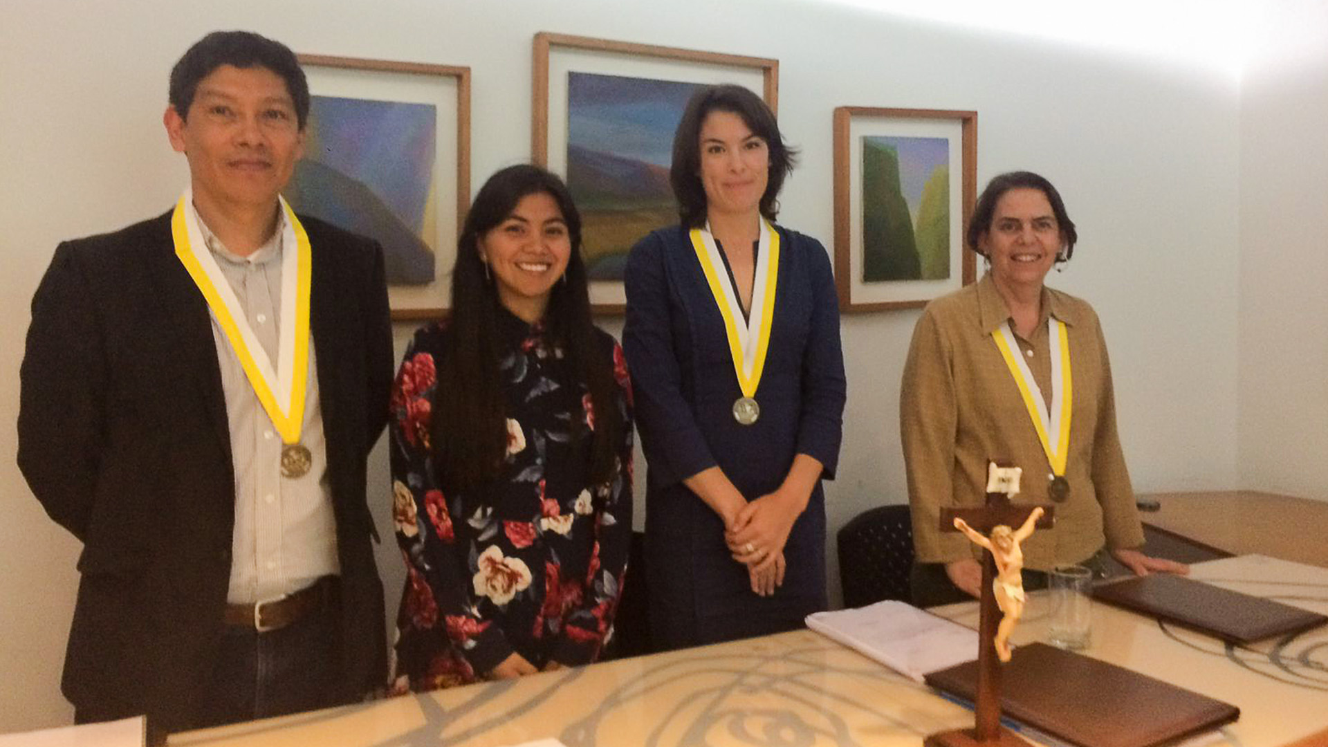 Katherine López en su sustentación de tesis acompañada de tres profesoras