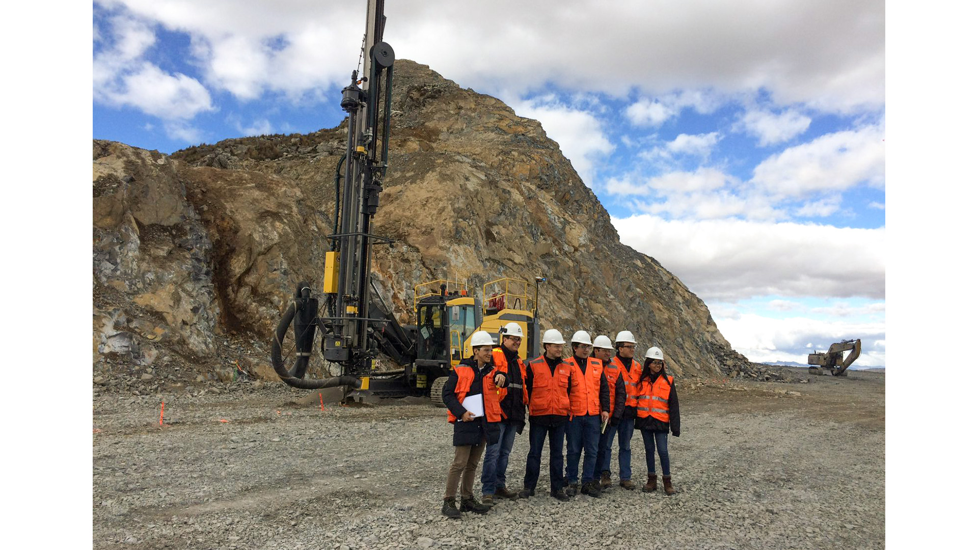 5 personas con chalecos naranja en la mina Antamina