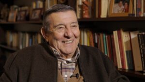 Rafael roncagliolo conn casaca marron