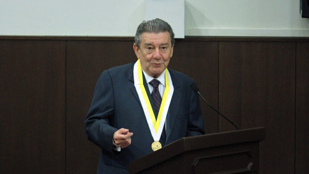 Rafael Roncagliolo con terno y medalla con la distinción de profesor honorario