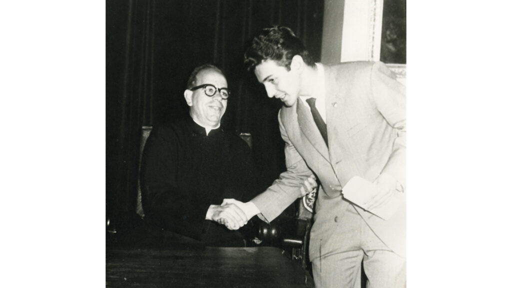 foto blanco y negro de Rafael Roncagliolo joven dándole la mano al padre Mac Gregor