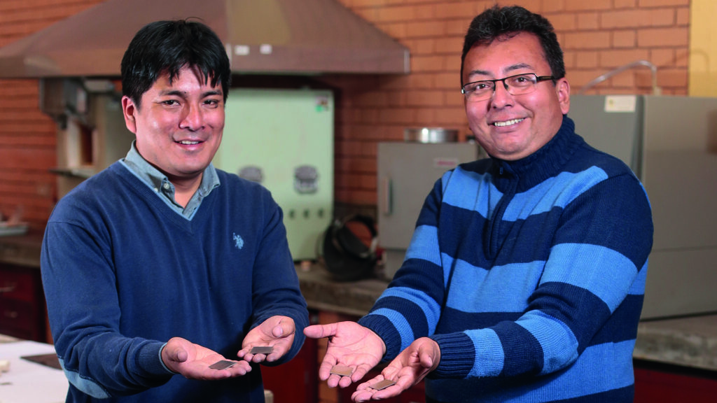 Manuel Shishido y el Dr. Adolfo Pillihuamán mostrando una aleación de cobre de su invento.