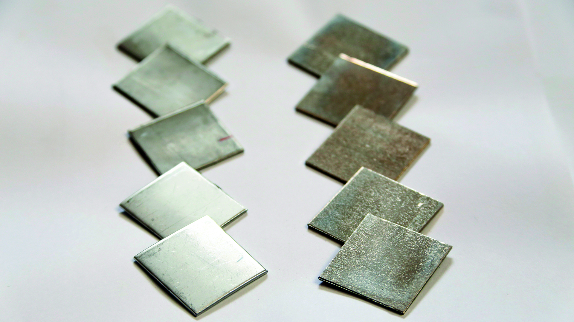 Comparativo del aspecto físico, color y brillo del cuproníquel obtenido frente al acero inoxidable.