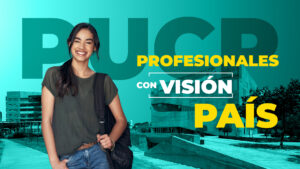 Foto composición. Destaca a colores naturales una joven que viste jean, polo ancho y lleva una mochila al hombro mientras sonríe. Detrás se ve el campus con un filtro todo verde-agua. En letras amarillas y blancas dice "PUCP: Profesionales con visión país"