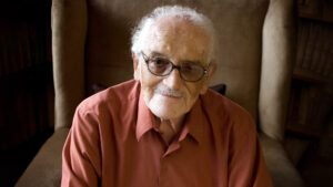 Luis Jaime Cisneros con camisa palo rosa