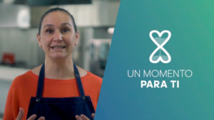 Fotocomposición: a la izquierda aparece la profesora karissa becerra en una cocina de restaurante. Ilustración tipográfica. Se ve una representación de un reloj de arena en la que ambos extremos tienen forma de corazón. El fondo es azul-verde y, en letras blancas, dice "un momento para ti"