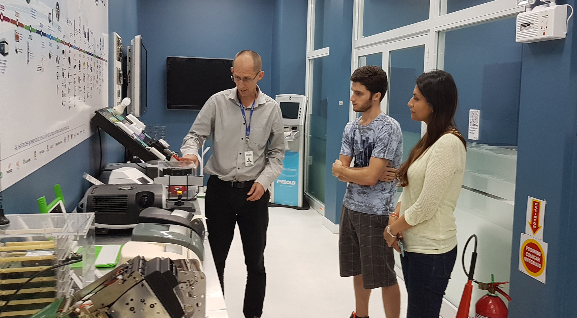 Docentes de Brasil con estudiantes de Ingeniería Mecatrónica