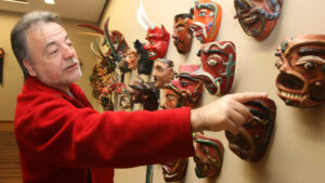 Luis Repetto viendo unas máscaras