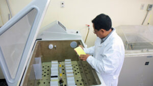 Investigador en ambiente del Laboratorio de Corrosión