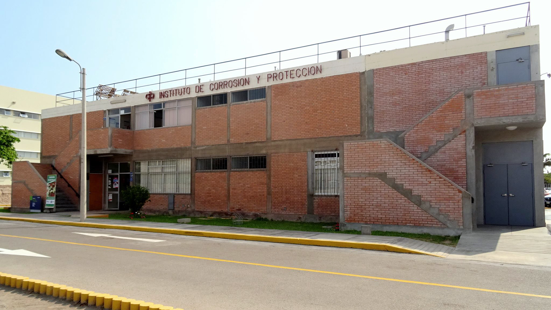 Fachada del Instituto de Corrosión y Protección en el campus PUCP