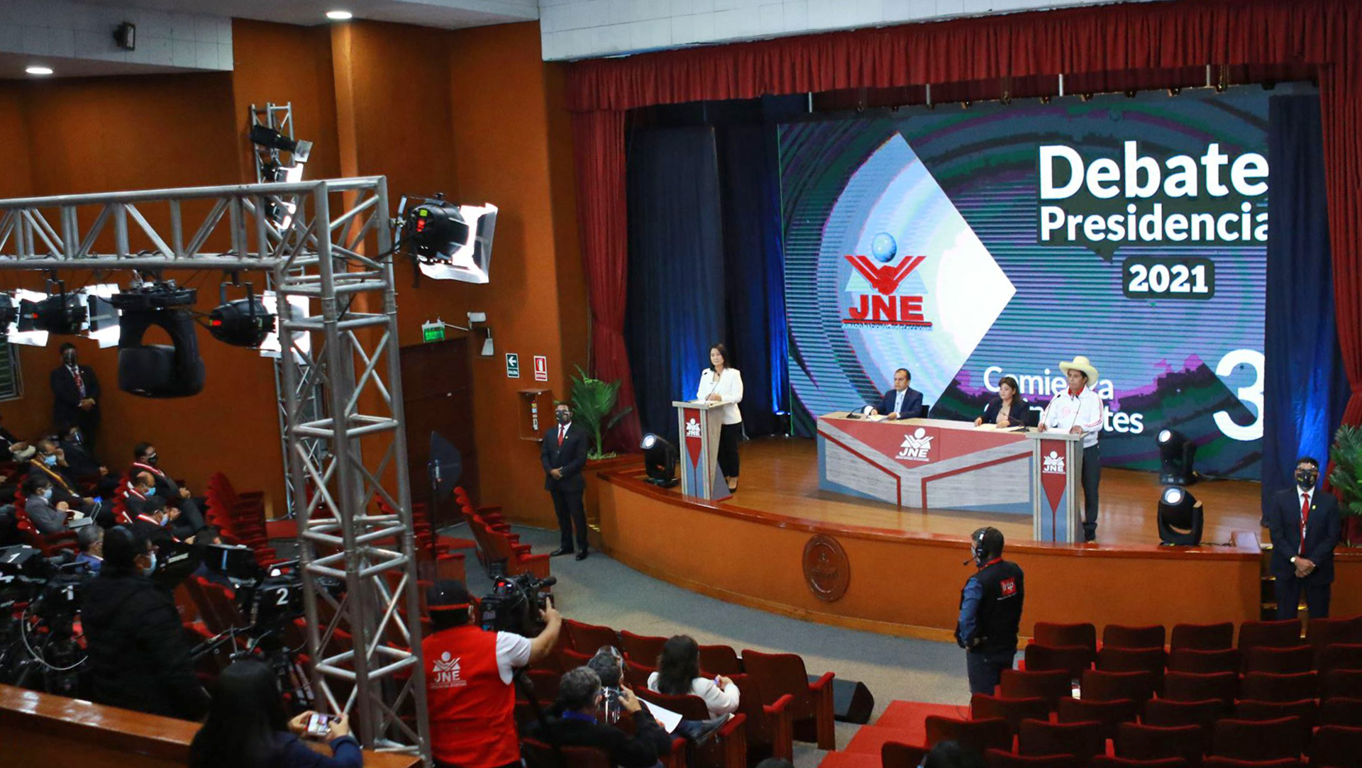 Imagen del debate presidencial del JNE. en el escenario del auditorio están los candidatos Keiko Fujimori y Pedro Castillo